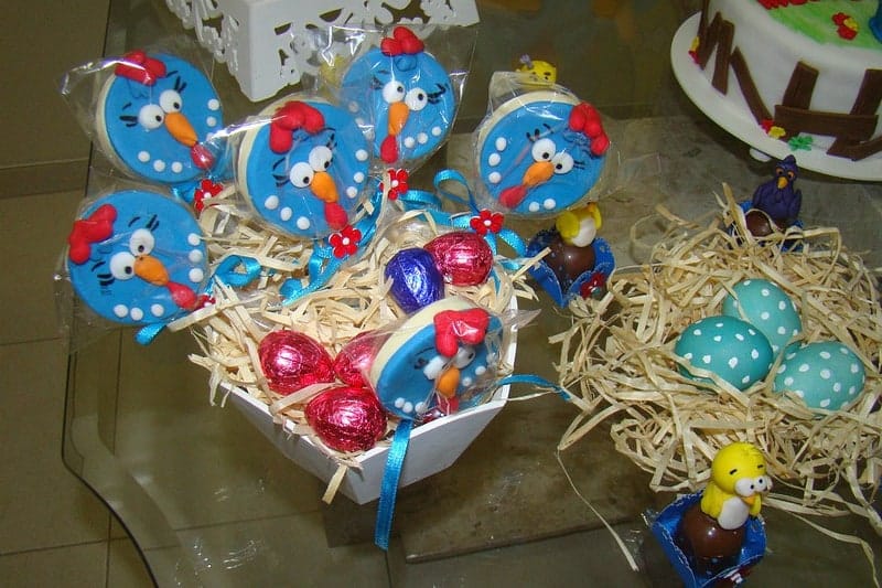 Festa da Galinha Pintadinha decorada com ninhos
